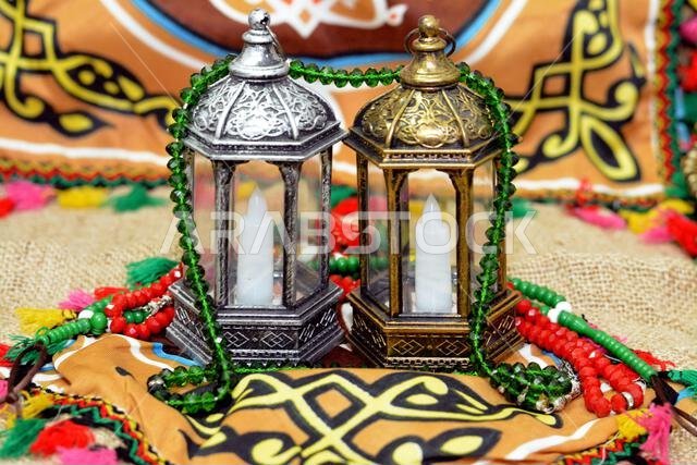 فانوس رمضان أو مصباح رمضان على خلفية رمضانية كاحتفال بهيج بأيام الصيام في الدول العربية والإسلامية.
