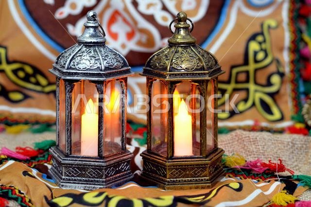 فانوس رمضان أو مصباح رمضان على خلفية رمضانية كاحتفال بهيج بأيام الصيام في الدول العربية والإسلامية.