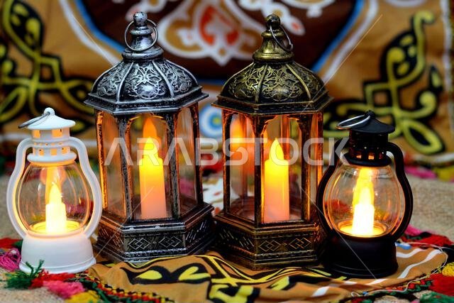 فانوس رمضان أو مصباح رمضان على خلفية رمضانية كاحتفال بهيج بأيام الصيام في الدول العربية والإسلامية.