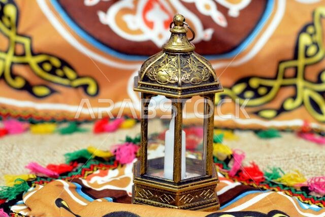 فانوس رمضان أو مصباح رمضان على خلفية رمضانية كاحتفال بهيج بأيام الصيام في الدول العربية والإسلامية.