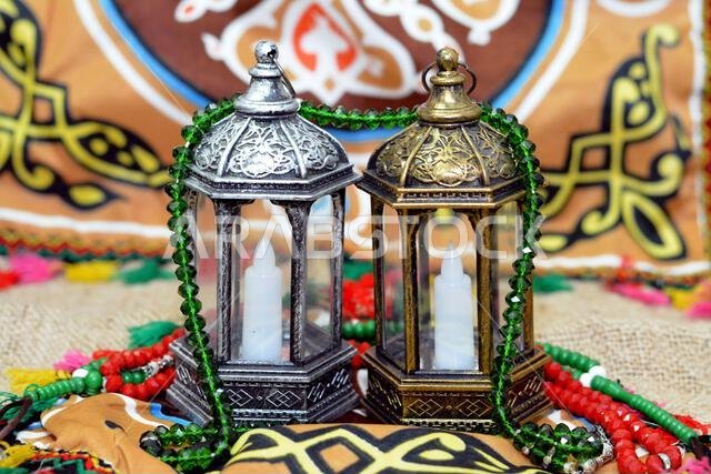 فانوس رمضان أو مصباح رمضان على خلفية رمضانية كاحتفال بهيج بأيام الصيام في الدول العربية والإسلامية.