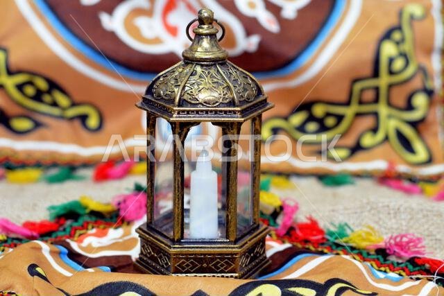 فانوس رمضان أو مصباح رمضان على خلفية رمضانية كاحتفال بهيج بأيام الصيام في الدول العربية والإسلامية.