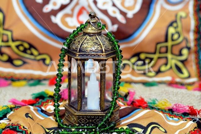 فانوس رمضان أو مصباح رمضان على خلفية رمضانية كاحتفال بهيج بأيام الصيام في الدول العربية والإسلامية.