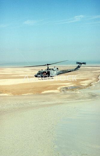 تتحرك مروحية من طراز UH-1N إيروكوا تابعة لسرب النقل/الهجوم البحري 367 (HMLA-367) نحو الداخل خلال تمرين الرعد الوشيك، وهو جزء من عملية درع الصحراء. الموضوع: عملية/سلسلة: الرعد الوشيك - درع الصحراء. الدولة: المملكة العربية السعودية.