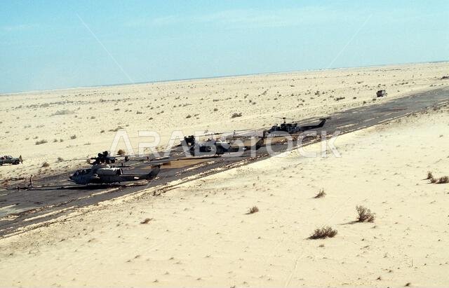 يتم تزويد مروحيات AH-1W سي كوبرا التابعة لسرب النقل/الهجوم البحري 369 (HMLA-369) بالوقود خلال تمرين الرعد الوشيك، وهو جزء من عملية درع الصحراء. الموضوع: عملية/سلسلة: الرعد الوشيك - درع الصحراء. الدولة: المملكة العربية السعودية. يتم تزويد مروحيات AH-1W سي كوبرا التابعة لسرب النقل/الهجوم البحري 369 (HMLA-369) بالوقود خلال تمرين الرعد الوشيك، وهو جزء من عملية درع الصحراء. الموضوع: عملية/سلسلة: الرعد الوشيك - درع الصحراء. الدولة: المملكة العربية السعودية.