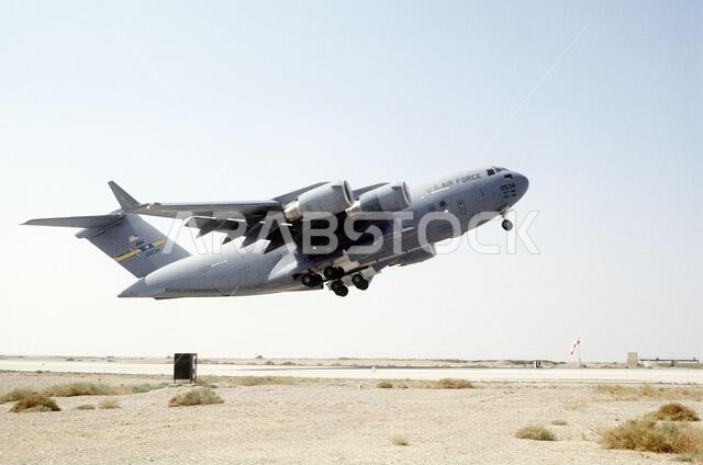 أقلعت طائرة نقل عسكرية من طراز C-17A غلوب ماستر III تابعة للسرب الرابع عشر للنقل الجوي، بقاعدة تشارلستون الجوية في ولاية كارولاينا الجنوبية، من قاعدة جوية أردنية بعد إنزال أفراد وشحنات استعدادًا للمناورة العسكرية المشتركة القادمة بين الولايات المتحدة والأردن، والمعروفة باسم "قوة التدخل الجوي". وتتمثل إحدى المهام الثانوية لهذه القوة في مساعدة القوات الجوية الأمريكية وقوات متعددة الجنسيات أخرى تعمل في المملكة العربية السعودية والدول المجاورة على تسيير دوريات في منطقة حظر الطيران فوق جنوب العراق. ا أقلعت طائرة نقل عسكرية من طراز C-17A غلوب ماستر III تابعة للسرب الرابع عشر للنقل الجوي، بقاعدة تشارلستون الجوية في ولاية كارولاينا الجنوبية، من قاعدة جوية أردنية بعد إنزال أفراد وشحنات استعدادًا للمناورة العسكرية المشتركة القادمة بين الولايات المتحدة والأردن، والمعروفة باسم "قوة التدخل الجوي". وتتمثل إحدى المهام الثانوية لهذه القوة في مساعدة القوات الجوية الأمريكية وقوات متعددة الجنسيات أخرى تعمل في المملكة العربية السعودية والدول المجاورة على تسيير دوريات في منطقة حظر الطيران فوق جنوب العراق. ا