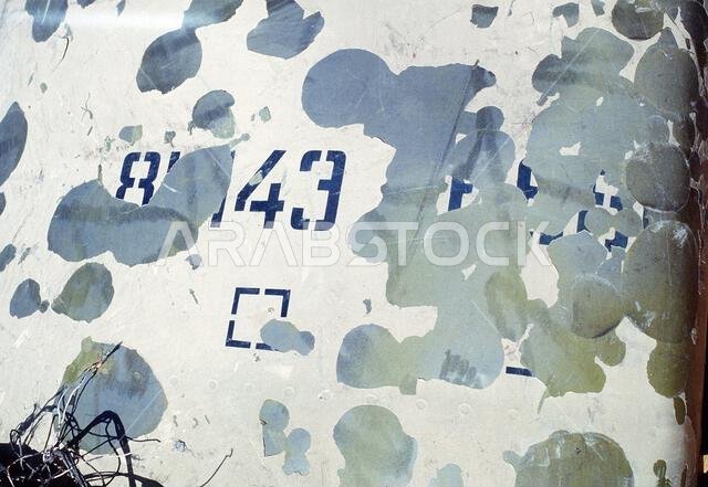 صورة لعلامات التعريف على جانب صاروخ سكود أسقطه صاروخ باتريوت تكتيكي للدفاع الجوي من طراز MIM-104 خارج الرياض خلال عملية عاصفة الصحراء. الموضوع: عملية/سلسلة: عاصفة الصحراء. الدولة: المملكة العربية السعودية.