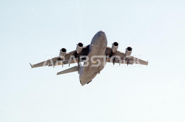 أقلعت طائرة نقل عسكرية من طراز C-17A غلوب ماستر III تابعة للسرب الرابع عشر للنقل الجوي، بقاعدة تشارلستون الجوية في ولاية كارولاينا الجنوبية، من قاعدة جوية أردنية بعد إنزال أفراد وشحنات استعدادًا للمناورة العسكرية المشتركة القادمة بين الولايات المتحدة والأردن، والمعروفة باسم "قوة التدخل الجوي". وتتمثل إحدى المهام الثانوية لهذه القوة في مساعدة القوات الجوية الأمريكية وقوات متعددة الجنسيات أخرى تعمل في المملكة العربية السعودية والدول المجاورة على تسيير دوريات في منطقة حظر الطيران فوق جنوب العراق. ا