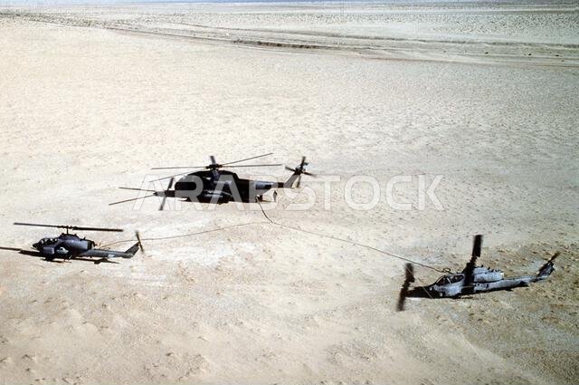 يتم تزويد مروحيات AH-1 سي كوبرا التابعة لسرب النقل/الهجوم البحري 369 (HMLA-369) بالوقود بواسطة مروحية CH-53 سي ستاليون خلال تمرين الرعد الوشيك، وهو جزء من عملية درع الصحراء. الموضوع: عملية/سلسلة: درع الصحراء، الدولة: المملكة العربية السعودية.