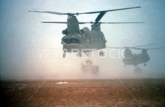 إقلاع مروحيات شينوك CH-47 التابعة للجيش الأمريكي في مهمة خلال عملية درع الصحراء. الموضوع: عملية/سلسلة: درع الصحراء. الدولة: المملكة العربية السعودية.