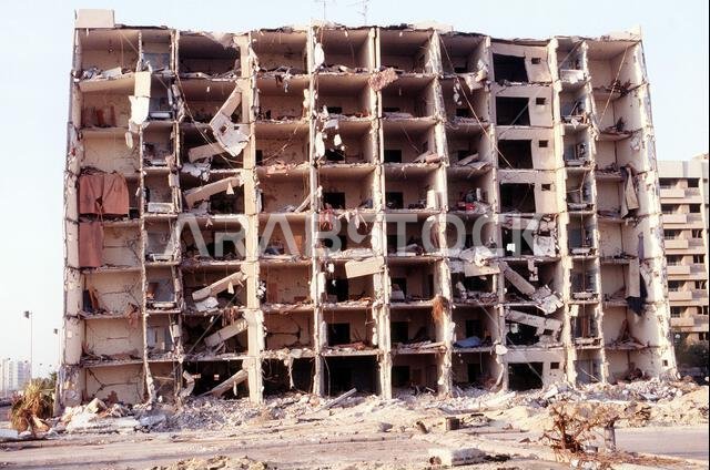 صورة عامة للجانب الشمالي من المبنى الذي تعرض لأضرار بالغة جراء تفجير في مجمع أبراج الخبر. أسفر انفجار شاحنة وقود فجرها إرهابيون في تمام الساعة 2:55 مساءً بتوقيت شرق الولايات المتحدة، يوم الثلاثاء 25 يونيو 1996، خارج السياج الشمالي لمجمع أبراج الخبر بالقرب من قاعدة الملك عبد العزيز الجوية، عن مقتل 19 شخصًا وإصابة أكثر من 260 آخرين. كان المجمع يضم أفرادًا من القوات الأمريكية، وكان بمثابة مقر قيادة الجناح 4404 (المؤقت) في جنوب غرب آسيا. الموضوع: عملية/سلسلة: المراقبة الجنوبية، القاعدة: الظهرة