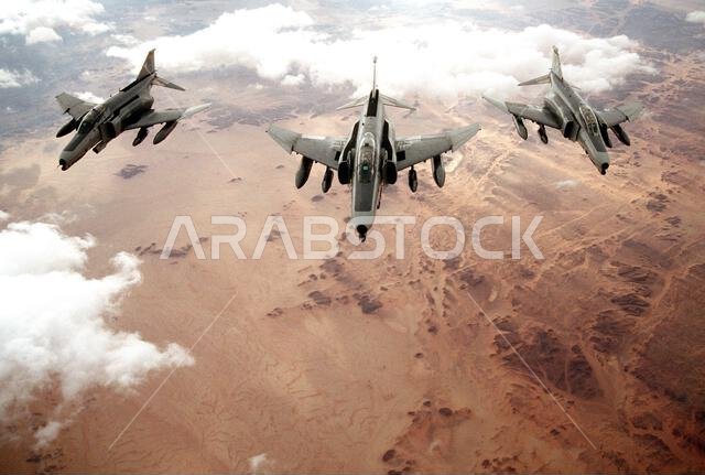 صورة جوية لثلاث طائرات من طراز إف-4 تابعة لسلاح الجو الأمريكي، من الجناح المقاتل 561، قاعدة نيليس الجوية، نيفادا، تحلق بتشكيل جوي فوق البحر الأبيض المتوسط والمملكة العربية السعودية خلال العملية. (التاريخ الدقيق غير معروف). موضوع العملية/السلسلة: المحارب اليقظ. القاعدة: مورون. الدولة: إسبانيا. صورة جوية لثلاث طائرات من طراز إف-4 تابعة لسلاح الجو الأمريكي، من الجناح المقاتل 561، قاعدة نيليس الجوية، نيفادا، تحلق بتشكيل جوي فوق البحر الأبيض المتوسط والمملكة العربية السعودية خلال العملية. (التاريخ الدقيق غير معروف). موضوع العملية/السلسلة: المحارب اليقظ. القاعدة: مورون. الدولة: إسبانيا.