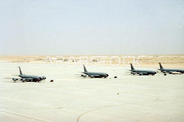 أولى الطائرات العملياتية التي وصلت إلى قاعدة الأمير سلطان الجوية هي طائرات KC-135 التابعة لسرب التزود بالوقود الجوي 912، قاعدة غراند فوركس الجوية، داكوتا الشمالية. كانت هذه الطائرات مُخصصة في الأصل للرياض، وهي موجودة هنا لمواصلة توفير قدرة التزود بالوقود جواً دعماً لعملية المراقبة الجنوبية/عملية التركيز على الصحراء. العملية/السلسلة: التركيز على الصحراء. القاعدة: قاعدة الأمير سلطان الجوية. الدولة: المملكة العربية السعودية.
