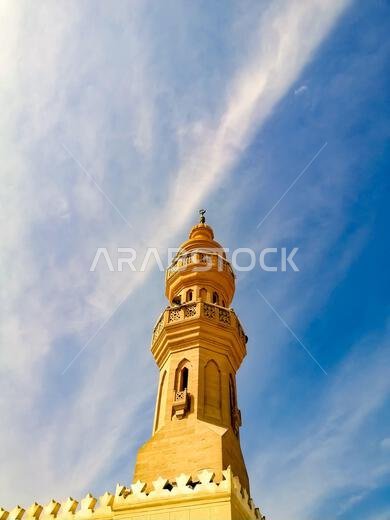 صورة عمودية لمسجد القبلتين تحت أشعة الشمس وسماء زرقاء ملبدة بالغيوم في المدينة المنورة، المملكة العربية السعودية