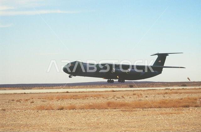 تستعد طائرة من طراز C-141B تابعة لقاعدة ماكورد الجوية في واشنطن للهبوط في مطار بالأردن. تحمل الطائرة شحنة وأفرادًا يشاركون في قوة التدخل الجوي العاملة في الأردن. ومن مهام هذه القوة أيضًا مساعدة القوات الجوية الأمريكية وقوات متعددة الجنسيات أخرى تعمل في المملكة العربية السعودية ودول مجاورة في تسيير دوريات في منطقة حظر الطيران فوق جنوب العراق. الموضوع: عملية/سلسلة: قوة التدخل الجوي