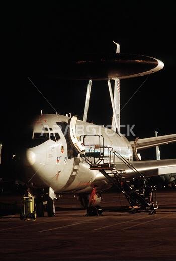 تخضع طائرة من طراز E-3A Sentry للصيانة على مدرج الطائرات خلال عملية درع الصحراء. العملية/السلسلة: درع الصحراء. الدولة: المملكة العربية السعودية.