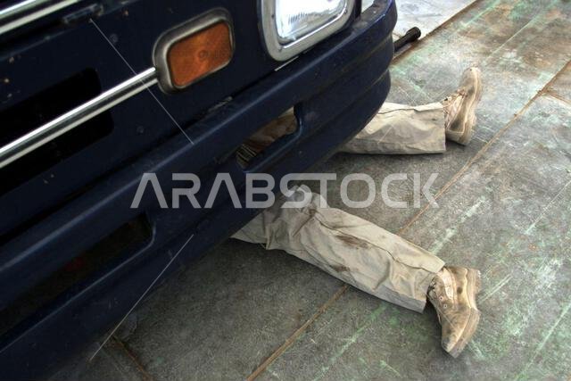 يقوم الرقيب أول كيث فيفيان، من سلاح الجو الأمريكي، وهو مساعد ضابط صف مسؤول عن صيانة الحافلات في قاعدة الأمير سلطان الجوية بالمملكة العربية السعودية، بصيانة دورية لمحرك حافلة. ينتمي الرقيب أول فيفيان إلى قوات التحالف التابعة للجناح الجوي الاستكشافي 363 في قاعدة الأمير سلطان الجوية بالمملكة العربية السعودية، والتي تتولى فرض منطقة حظر الطيران والقيادة في جنوب العراق لحماية البلاد والدفاع عنها ضد أي عدوان عراقي، وذلك في إطار عملية "المراقبة الجنوبية". 