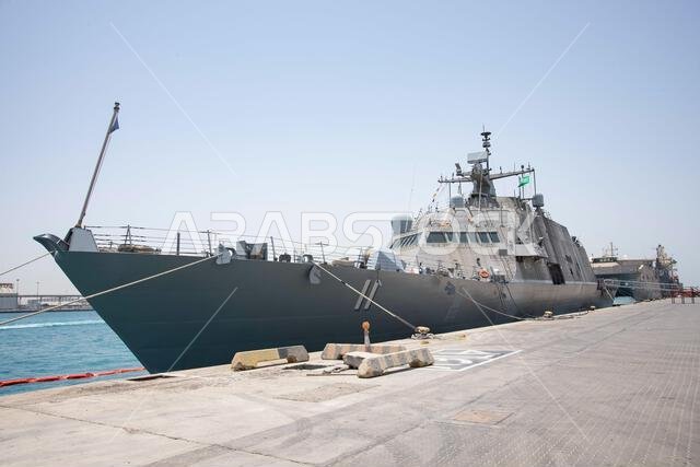 220601-N-ZA692-0349 جدة، المملكة العربية السعودية (1 يونيو 2022) - ترسو سفينة القتال الساحلية يو إس إس سيوكس سيتي (LCS 11) على رصيف ميناء جدة، المملكة العربية السعودية، خلال زيارة مقررة للميناء في 1 يونيو. وقد تم نشر سيوكس سيتي في منطقة عمليات الأسطول الخامس الأمريكي للمساعدة في ضمان الأمن والاستقرار البحري في منطقة الشرق الأوسط.