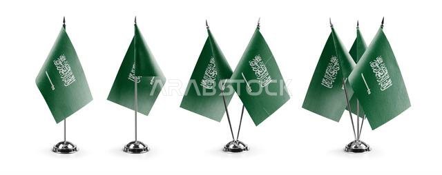 أعلام وطنية صغيرة للمملكة العربية السعودية على خلفية بيضاء.
