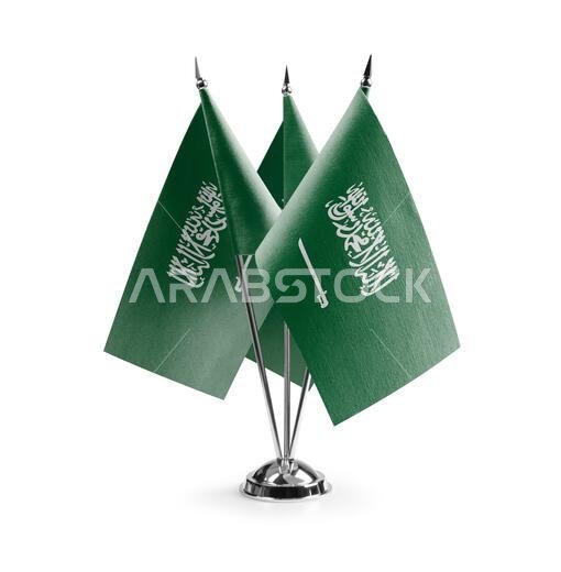 أعلام وطنية صغيرة للمملكة العربية السعودية على خلفية بيضاء.