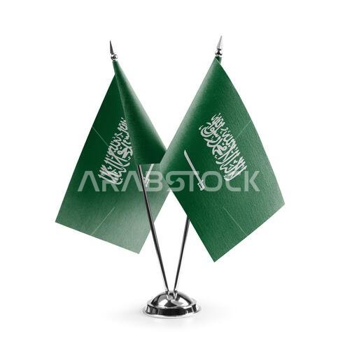 أعلام وطنية صغيرة للمملكة العربية السعودية على خلفية بيضاء.