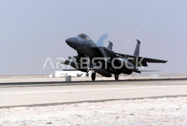 هبطت طائرة إف-15 إيجل في قاعدة الأمير سلطان الجوية بالمملكة العربية السعودية، خلال عملية "المراقبة الجنوبية". تُعدّ هذه الطائرة جزءًا من قوات التحالف التابعة للجناح الجوي الاستكشافي 363، المتمركز في قاعدة الأمير سلطان الجوية بالمملكة العربية السعودية، والمسؤولة عن فرض منطقة حظر الطيران والقيادة في جنوب العراق لحماية البلاد والدفاع عنها ضد أي عدوان عراقي. العملية/السلسلة: المراقبة الجنوبية، القاعدة: قاعدة الأمير سلطان الجوية، الدولة: المملكة العربية السعودية.