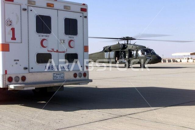 تشارك مروحية من طراز UH-60 بلاك هوك تابعة للجيش الأمريكي، من السرية الطبية 571 في فورت كارسون، كولورادو، في تدريب على الإخلاء الطبي في قاعدة الأمير سلطان الجوية بالمملكة العربية السعودية. وتُعدّ السرية 571 جزءًا من قوات التحالف المشاركة في عملية "المراقبة الجنوبية"، وهي عملية عسكرية تهدف إلى فرض منطقة حظر الطيران والقيادة في جنوب العراق. الموضوع: عملية/سلسلة: المراقبة الجنوبية، القاعدة: قاعدة الأمير سلطان الجوية، الدولة: المملكة العربية السعودية.