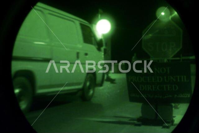 إحدى نقاط التفتيش العديدة، التي تشغلها فرقة القوات الأمنية الاستكشافية 363 في قاعدة الأمير سلطان الجوية بالمملكة العربية السعودية، في 23 أكتوبر/تشرين الأول 2000. تُعدّ الفرقة 363 جزءًا من قوات التحالف المشاركة في عملية "المراقبة الجنوبية"، وهي عملية عسكرية تهدف إلى فرض منطقة حظر الطيران والقيادة في جنوب العراق. التُقطت هذه الصورة باستخدام نظام الرؤية الليلية "ستارلايت". الموضوع: عملية/سلسلة: المراقبة الجنوبية، القاعدة: قاعدة الأمير سلطان الجوية، الدولة: المملكة العربية السعودية.