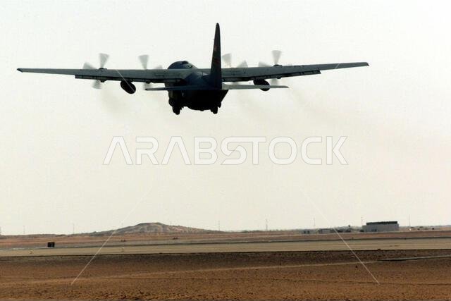 تقلع طائرة نقل عسكرية من طراز سي-130 هيركوليز تابعة للسرب الجوي الاستكشافي 363، بقاعدة الأمير سلطان الجوية في المملكة العربية السعودية، في مهمتها اليومية خلال عملية "المراقبة الجنوبية". يُعدّ السرب الجوي الاستكشافي 363 جزءًا من قوات التحالف التابعة للجناح الجوي الاستكشافي 363، بقاعدة الأمير سلطان الجوية في المملكة العربية السعودية، والمسؤولة عن فرض منطقة حظر الطيران والقيادة في جنوب العراق لحماية البلاد والدفاع عنها ضد أي عدوان عراقي. الموضوع: عملية/سلسلة: المراقبة الجنوبية. القاعدة: قاعدة الأمي