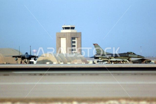 طائرة إف-16 فايتينغ فالكون وطائرة إف-15 إيغل تتجهان إلى مدرج قاعدة الأمير سلطان الجوية في المملكة العربية السعودية، خلال عملية "المراقبة الجنوبية". هاتان الطائرتان جزء من قوات التحالف التابعة للجناح الجوي الاستكشافي 363، قاعدة الأمير سلطان الجوية، المملكة العربية السعودية، والتي تتولى فرض منطقة حظر الطيران والقيادة في جنوب العراق لحماية البلاد والدفاع عنها ضد أي عدوان عراقي. الموضوع: عملية/سلسلة: المراقبة الجنوبية، القاعدة: قاعدة الأمير سلطان الجوية، الدولة: المملكة العربية السعودية.