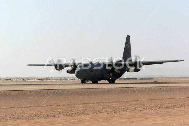 تقلع طائرة من طراز سي-130 هيركوليز تابعة للسرب 363 المحمول جواً، من قاعدة الأمير سلطان الجوية في المملكة العربية السعودية، في مهمتها اليومية خلال عملية "المراقبة الجنوبية". يُعدّ السرب 363 المحمول جواً جزءاً من قوات التحالف التابعة للجناح 363 الجوي الاستكشافي، في قاعدة الأمير سلطان الجوية بالمملكة العربية السعودية، والذي يتولى فرض منطقة حظر الطيران والقيادة في جنوب العراق لحماية البلاد والدفاع عنها ضد أي عدوان عراقي. الموضوع: عملية/سلسلة: المراقبة الجنوبية، القاعدة: قاعدة الأمير سلطان الجوية، ال