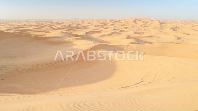 الكثبان الرملية في دبي، الإمارات العربية المتحدة، صحراء رملية في يوم مشمس في دبي.