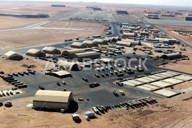 صورة جوية لمدينة الصيانة في قاعدة الأمير سلطان الجوية، المملكة العربية السعودية، خلال عملية المراقبة الجنوبية. ينتمي العاملون في مدينة الصيانة إلى قوات التحالف التابعة للجناح الجوي الاستكشافي 363، المسؤول عن فرض منطقة حظر الطيران والقيادة في جنوب العراق لحماية البلاد والدفاع عنها ضد أي عدوان عراقي. الموضوع: عملية/سلسلة: المراقبة الجنوبية. القاعدة: قاعدة الأمير سلطان الجوية. الدولة: المملكة العربية السعودية.