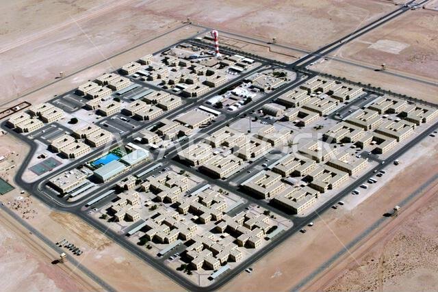 صورة جوية لمجمع التحالف في قاعدة الأمير سلطان الجوية، المملكة العربية السعودية، خلال عملية المراقبة الجنوبية. ينتمي العاملون في مجمع التحالف إلى قوات التحالف التابعة للجناح الجوي الاستكشافي 363، المسؤول عن فرض منطقة حظر الطيران والقيادة في جنوب العراق لحماية البلاد والدفاع عنها ضد أي عدوان عراقي. الموضوع: عملية/سلسلة: المراقبة الجنوبية. القاعدة: قاعدة الأمير سلطان الجوية. الدولة: المملكة العربية السعودية.