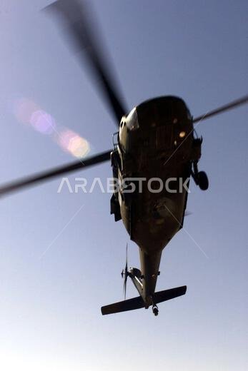 قامت مروحية من طراز UH-60 بلاك هوك تابعة للسرية الطبية 571، في قاعدة فورت كارسون بولاية كولورادو، باستعراض جوي بالقرب من قاعدة الأمير سلطان الجوية في المملكة العربية السعودية. يُعدّ أفراد السرية الطبية 571 جزءًا من قوات التحالف التابعة للجناح الجوي الاستكشافي 363، في قاعدة الأمير سلطان الجوية، المملكة العربية السعودية، والتي تُشرف على فرض منطقة حظر الطيران والقيادة في جنوب العراق لحماية البلاد والدفاع عنها ضد أي عدوان عراقي، وذلك دعمًا لعملية "المراقبة الجنوبية". الموضوع: عملية/سلسلة: المراقبة ا