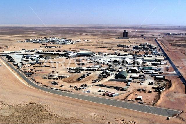 صورة جوية لمدينة الصيانة في قاعدة الأمير سلطان الجوية، المملكة العربية السعودية، خلال عملية المراقبة الجنوبية. ينتمي العاملون في مدينة الصيانة إلى قوات التحالف التابعة للجناح الجوي الاستكشافي 363، المسؤول عن فرض منطقة حظر الطيران والقيادة في جنوب العراق لحماية البلاد والدفاع عنها ضد أي عدوان عراقي. الموضوع: عملية/سلسلة: المراقبة الجنوبية. القاعدة: قاعدة الأمير سلطان الجوية. الدولة: المملكة العربية السعودية.