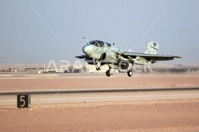 تقلع طائرة من طراز EA-6B براولر تابعة للبحرية الأمريكية في مهمتها اليومية من قاعدة الأمير سلطان الجوية بالمملكة العربية السعودية، خلال عملية "المراقبة الجنوبية". وتُعدّ طائرة EA-6B جزءًا من قوات التحالف التابعة للجناح الجوي الاستكشافي 363، في قاعدة الأمير سلطان الجوية بالمملكة العربية السعودية، والتي تتولى فرض منطقة حظر الطيران والقيادة في جنوب العراق لحماية البلاد والدفاع عنها ضد أي عدوان عراقي. الموضوع: عملية/سلسلة: المراقبة الجنوبية، القاعدة: قاعدة الأمير سلطان الجوية، الدولة: المملكة العربية