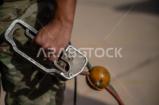 يقوم أحد أفراد القوات الجوية الأمريكية، التابع لسرب الصيانة الجوية الاستكشافية 378، بتزويد طائرة التزود بالوقود KC-135 ستراتوتانكر الأمريكية، التابعة لسرب التزود بالوقود الجوي الاستكشافي 50، بالوقود، وذلك دعماً لتمرين روتيني على عمليات القتال السريع في قاعدة الأمير سلطان الجوية، المملكة العربية السعودية، في 16 أغسطس/آب 2022. يُعزز التدريب المستمر على كفاءات عمليات القتال السريع (ACE) من كفاءة المهمة ويزيد من الجاهزية لردع أي عدوان إقليمي. (1CTCS,USCENTCOM,AFCENT,OIR) يقوم أحد أفراد القوات الجوية الأمريكية، التابع لسرب الصيانة الجوية الاستكشافية 378، بتزويد طائرة التزود بالوقود KC-135 ستراتوتانكر الأمريكية، التابعة لسرب التزود بالوقود الجوي الاستكشافي 50، بالوقود، وذلك دعماً لتمرين روتيني على عمليات القتال السريع في قاعدة الأمير سلطان الجوية، المملكة العربية السعودية، في 16 أغسطس/آب 2022. يُعزز التدريب المستمر على كفاءات عمليات القتال السريع (ACE) من كفاءة المهمة ويزيد من الجاهزية لردع أي عدوان إقليمي. (1CTCS,USCENTCOM,AFCENT,OIR)