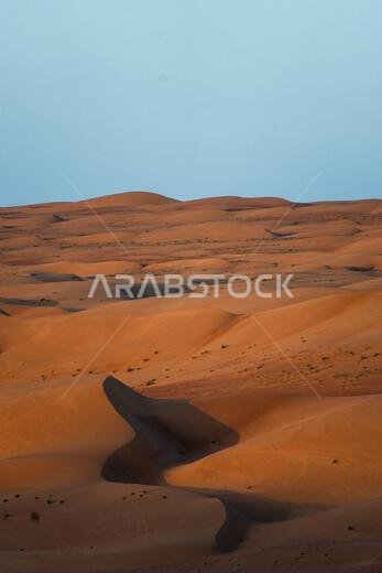 شروق الشمس في الصحراء