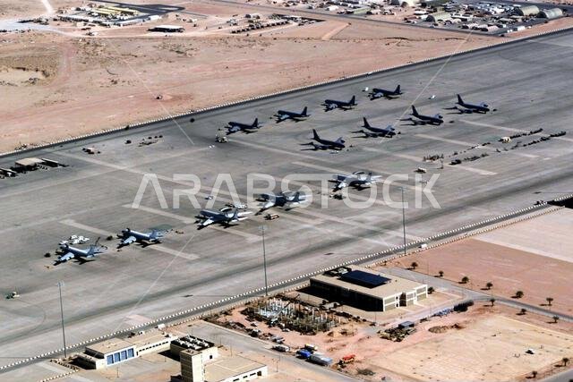 صورة جوية للمدرج الشمالي في قاعدة الأمير سلطان الجوية، المملكة العربية السعودية، خلال عملية المراقبة الجنوبية. الطائرات الظاهرة على المدرج (من اليسار إلى اليمين) هي طائرات بوينغ 707 تابعة للقوات الجوية السعودية، وطائرات الإنذار المبكر والتحكم المحمول جواً E-3 سينتري التابعة للقوات الجوية الأمريكية، وطائرات التزود بالوقود KC-135 ستراتوتانكر. الأفراد العاملون في المدرج الشمالي هم جزء من قوات التحالف التابعة للجناح الجوي الاستكشافي 363، المسؤول عن فرض منطقة حظر الطيران والقيادة في جنوب العراق لحماي صورة جوية للمدرج الشمالي في قاعدة الأمير سلطان الجوية، المملكة العربية السعودية، خلال عملية المراقبة الجنوبية. الطائرات الظاهرة على المدرج (من اليسار إلى اليمين) هي طائرات بوينغ 707 تابعة للقوات الجوية السعودية، وطائرات الإنذار المبكر والتحكم المحمول جواً E-3 سينتري التابعة للقوات الجوية الأمريكية، وطائرات التزود بالوقود KC-135 ستراتوتانكر. الأفراد العاملون في المدرج الشمالي هم جزء من قوات التحالف التابعة للجناح الجوي الاستكشافي 363، المسؤول عن فرض منطقة حظر الطيران والقيادة في جنوب العراق لحماي