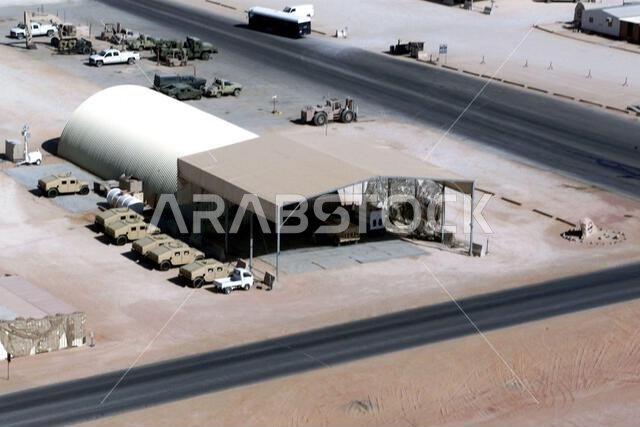 صورة جوية لمرآب السيارات "الآس" في قاعدة الأمير سلطان الجوية بالمملكة العربية السعودية، خلال عملية "المراقبة الجنوبية". ينتمي العاملون في مرآب السيارات "الآس" إلى قوات التحالف التابعة للجناح الجوي الاستكشافي 363، المسؤول عن فرض منطقة حظر الطيران والقيادة في جنوب العراق لحماية البلاد والدفاع عنها ضد أي عدوان عراقي. الموضوع: عملية/سلسلة: المراقبة الجنوبية. القاعدة: قاعدة الأمير سلطان الجوية. الدولة: المملكة العربية السعودية.
