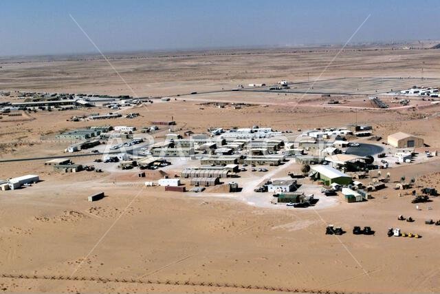 صورة جوية لمدينة العمليات في قاعدة الأمير سلطان الجوية، المملكة العربية السعودية، خلال عملية المراقبة الجنوبية. ينتمي العاملون في مدينة العمليات إلى قوات التحالف التابعة للجناح الجوي الاستكشافي 363، المسؤول عن فرض منطقة حظر الطيران والقيادة في جنوب العراق لحماية البلاد والدفاع عنها ضد أي عدوان عراقي. موضوع العملية/السلسلة: المراقبة الجنوبية. القاعدة: قاعدة الأمير سلطان الجوية. الدولة: المملكة العربية السعودية.