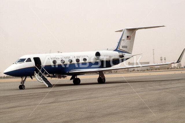 طائرة نقل عسكرية من طراز سي-20 إيه غلف ستريم، تقل الجنرال نورمان شوارزكوف، القائد العام للقيادة المركزية الأمريكية، تقف على أرض المطار بينما يستعد الجنرال للنزول. يزور شوارزكوف القاعدة في أعقاب عملية عاصفة الصحراء. الموضوع: عملية عاصفة الصحراء، الدولة: المملكة العربية السعودية.