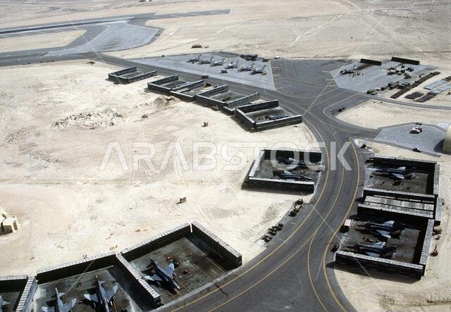 طائرات إف-4 فانتوم الثانية محاطة بتحصينات تصطف في موقف طائرات الجناح المقاتل التكتيكي الخامس والثلاثين في قاعدة جوية سعودية في أعقاب عملية عاصفة الصحراء. الموضوع: عملية/سلسلة: عاصفة الصحراء، الدولة: المملكة العربية السعودية.