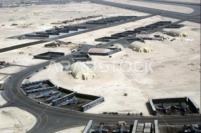 طائرات إف-4 فانتوم الثانية محاطة بتحصينات تصطف في موقف طائرات الجناح المقاتل التكتيكي الخامس والثلاثين في قاعدة جوية سعودية في أعقاب عملية عاصفة الصحراء. الموضوع: عملية/سلسلة: عاصفة الصحراء، الدولة: المملكة العربية السعودية.