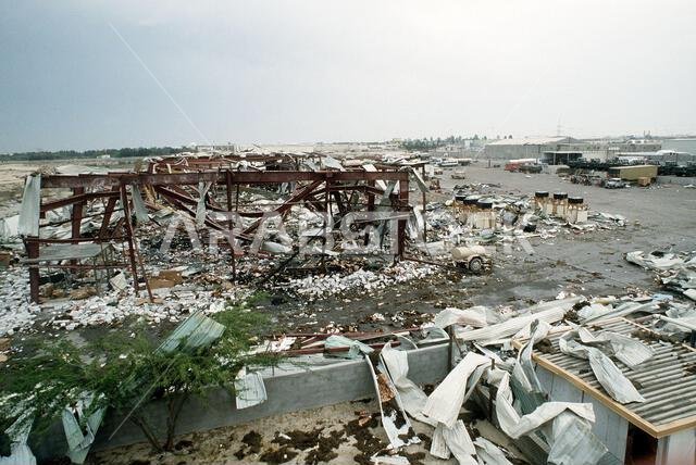 صورة لبقايا مستودع أصيب بصاروخ سكود عراقي في 25 فبراير 1991، ما أسفر عن مقتل 27 جنديًا من قوات الاحتياط بالجيش الأمريكي وإصابة 100 آخرين خلال عملية عاصفة الصحراء. كان المبنى يضم المجموعة 475 للإمداد والتموين (المؤقتة). الموضوع: عملية/سلسلة: عاصفة الصحراء، القاعدة: الظهران، الدولة: المملكة العربية السعودية.
