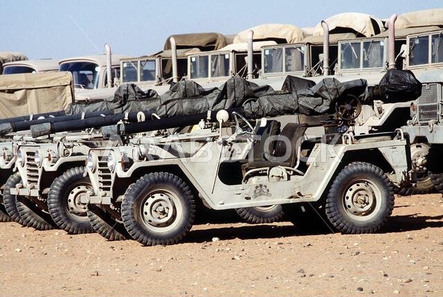 مركبات النقل الخفيفة السعودية من طراز M-151 المزودة بمدافع عديمة الارتداد تقف في منطقة انتظار خلال عملية درع الصحراء. موضوع العملية/السلسلة: درع الصحراء، الدولة: المملكة العربية السعودية.