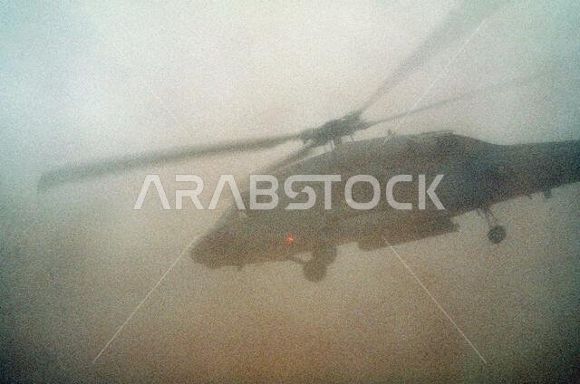 أقلعت مروحية من طراز HH-60H Sea Hawk تابعة لسرب البحث والإنقاذ القتالي/دعم العمليات الخاصة الرابع (HCS-4) في نورفولك، فرجينيا، من الرمال في مهمة بحث وإنقاذ مع انطلاق عملية عاصفة الصحراء. الموضوع: عملية/سلسلة: عاصفة الصحراء، الدولة: المملكة العربية السعودية.