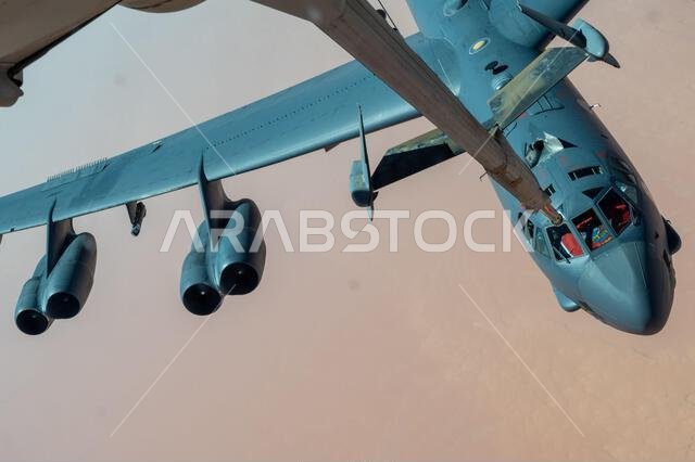 تقترب قاذفة من طراز B-52H ستراتوفورتريس تابعة لسلاح الجو الأمريكي، والمخصصة للجناح الخامس للقاذفات في قاعدة مينوت الجوية بولاية داكوتا الشمالية، من طائرة KC-10 إكستندر تابعة للسرب 908 للتزود بالوقود جواً في قاعدة الأمير سلطان الجوية بالمملكة العربية السعودية، وذلك لتقديم الدعم في التزود بالوقود جواً، خلال مهمة لقوة المهام القاذفة، فوق منطقة مسؤولية القيادة المركزية الأمريكية، في 4 سبتمبر 2022. وخلال مهمة قوة المهام القاذفة، أجرت قاذفتان من طراز B-52H ستراتوفورتريس، إلى جانب طائرات أمريكية أخرى، 