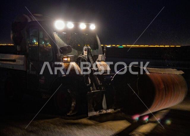 يقوم جندي من القوات الجوية الأمريكية، تابع للسرب 577 للهندسة المدنية الاستكشافية، بإزالة المطاط من مدرج قاعدة الأمير سلطان الجوية في المملكة العربية السعودية، في 9 سبتمبر 2022. يُذكر أن السرب 577 للهندسة المدنية الاستكشافية، وهو أحد أفراد المجموعة الأولى للهندسة المدنية الاستكشافية، يُعنى بإنشاء ودعم عمليات المطارات في المواقع التي تعمل فيها طائرات القوات الجوية الأمريكية.